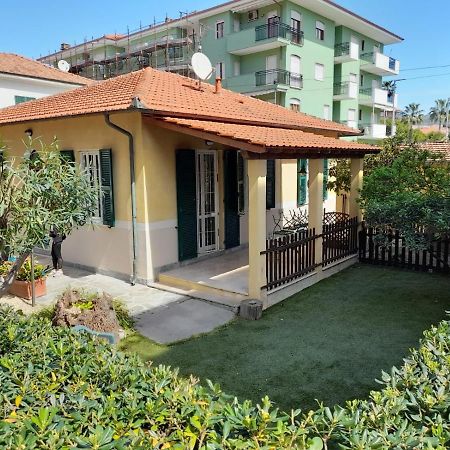 Villa La Casetta Con Giardino A 30 M Dal Mare San Bartolomeo Al Mare Exteriör bild
