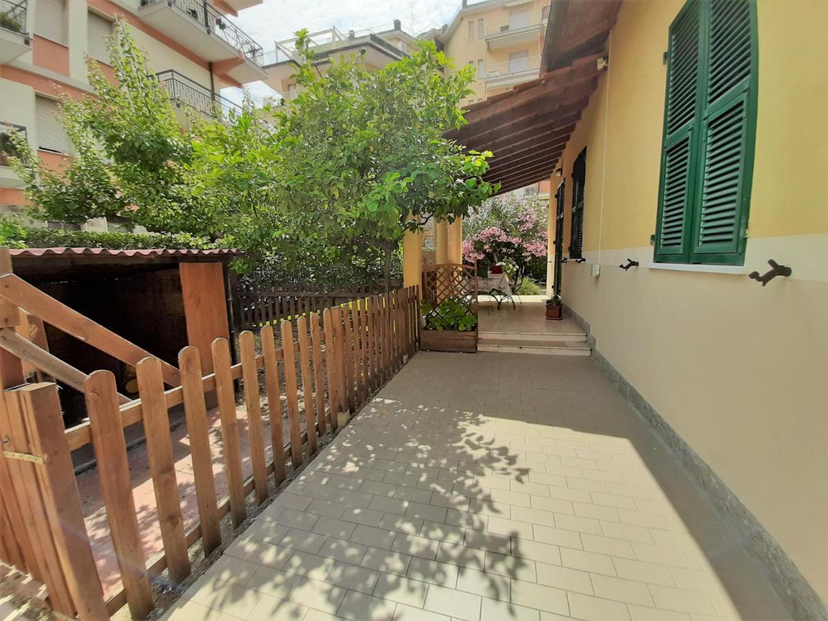 Villa La Casetta Con Giardino A 30 M Dal Mare San Bartolomeo Al Mare Exteriör bild