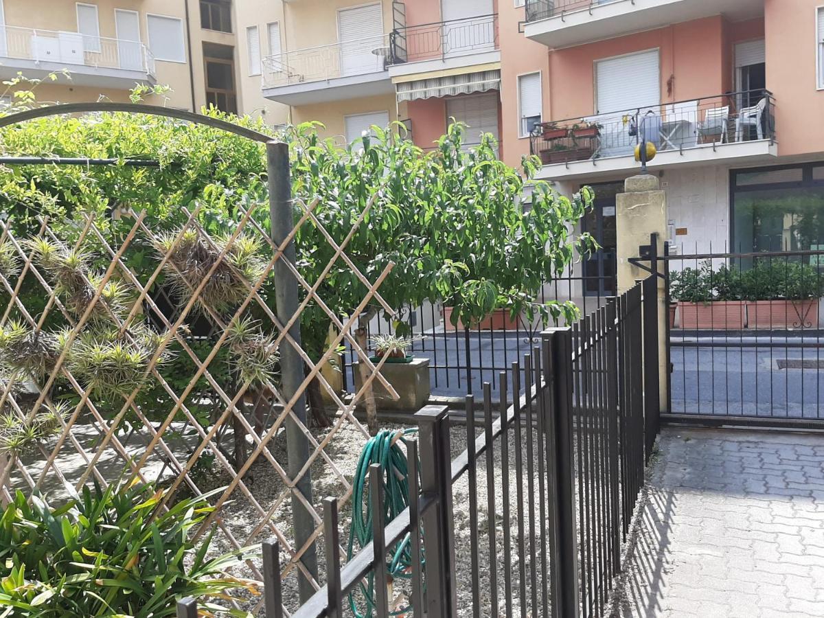 Villa La Casetta Con Giardino A 30 M Dal Mare San Bartolomeo Al Mare Exteriör bild