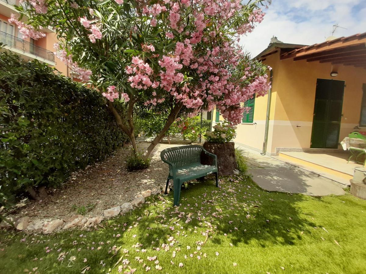 Villa La Casetta Con Giardino A 30 M Dal Mare San Bartolomeo Al Mare Exteriör bild