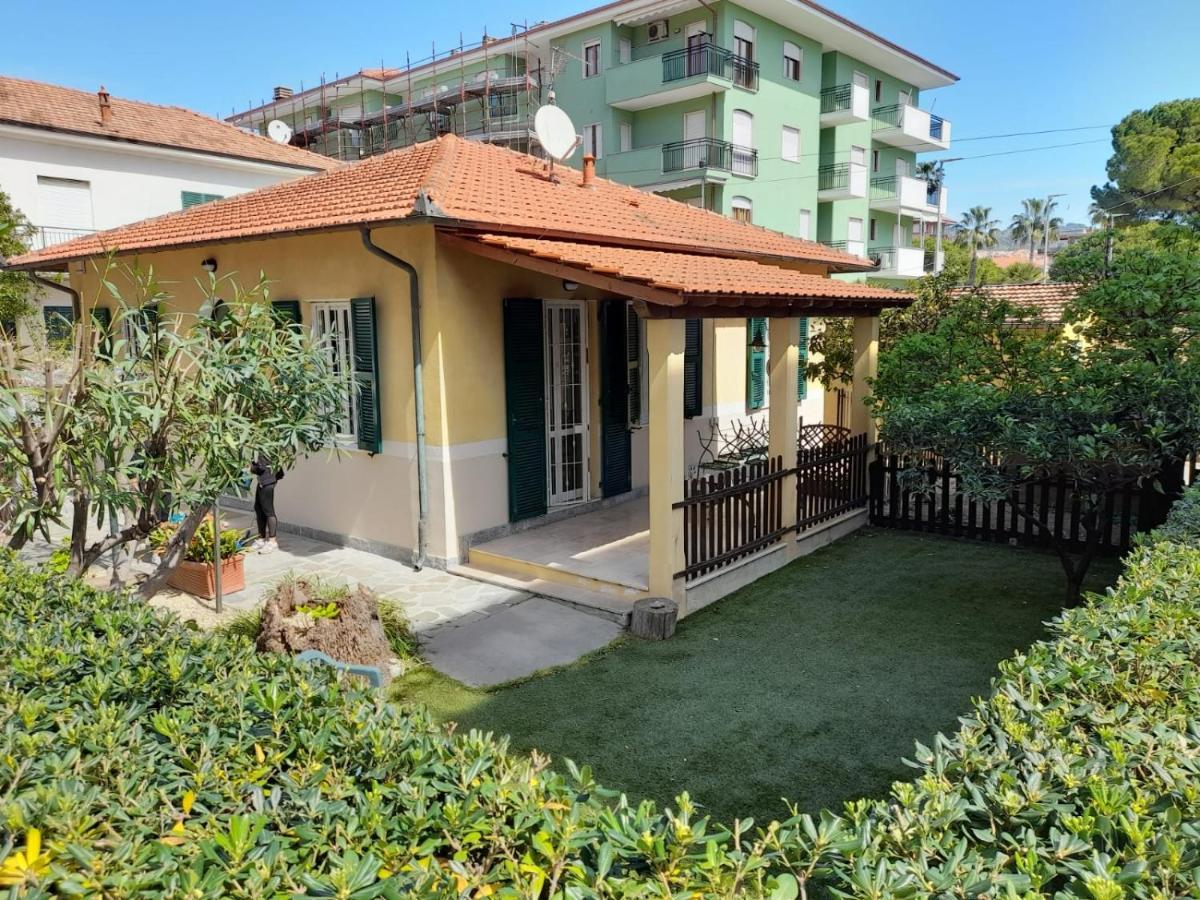 Villa La Casetta Con Giardino A 30 M Dal Mare San Bartolomeo Al Mare Exteriör bild